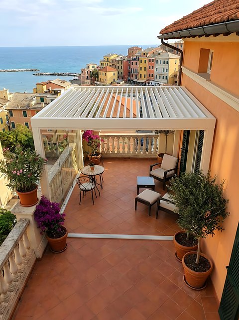 Pergola bianca su un terrazzo con vista sul borgo e sul mare